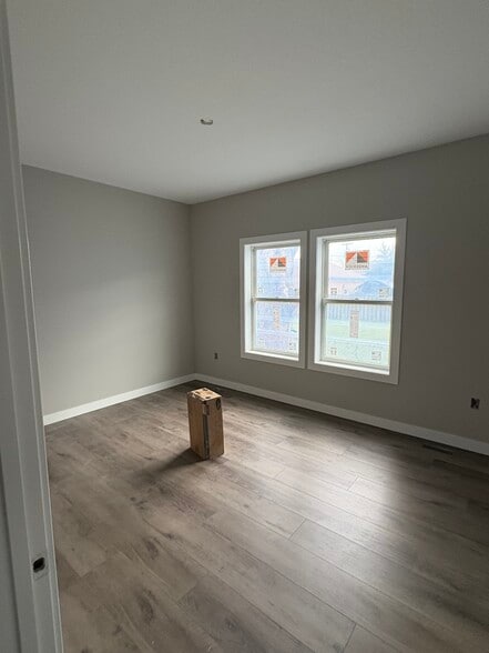 Building Photo - 405 Main St