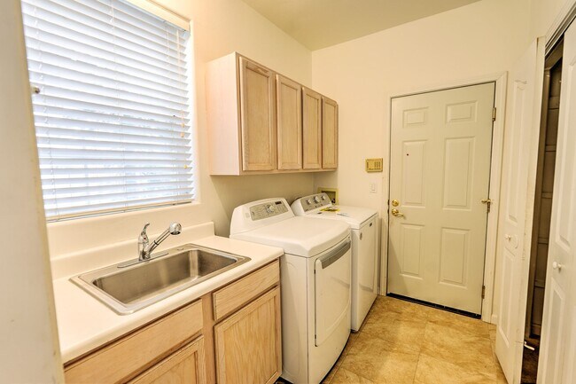 Building Photo - Large mountain home with 2 car garage and fenced in back yard.