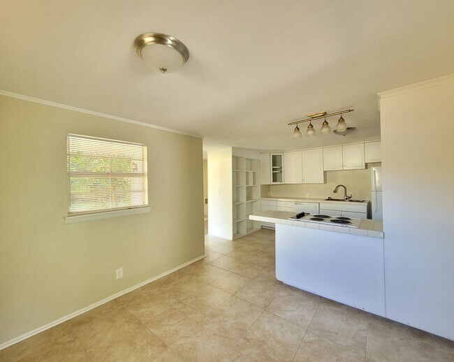 Building Photo - 15 Audusson Ave