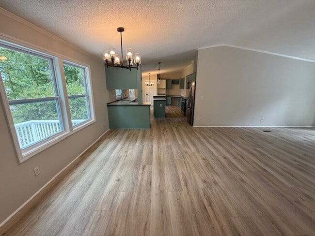 Building Photo - 901 Green Meadow Dr