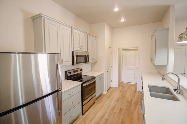 Building Photo - 2 Bedroom 2 Bathroom