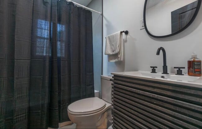 Building Photo - 84 N Holmes St