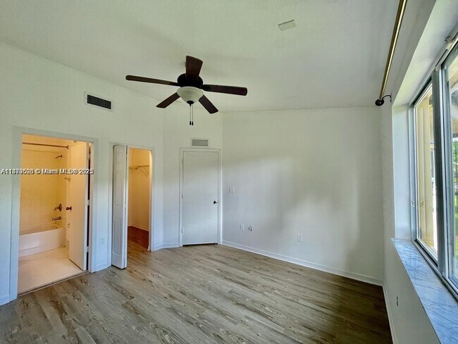Building Photo - 975 NE 33rd Terrace