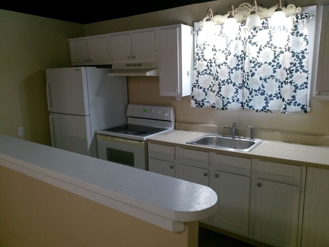 Building Photo - 1 Bedroom Newly Renovated Apartment Move-In Ready