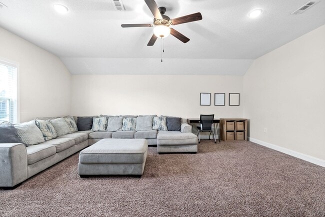 Building Photo - Pet Friendly Three Bedroom with Bonus!