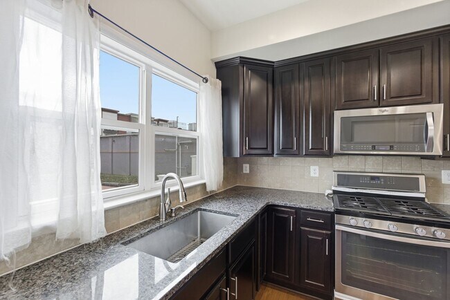 Building Photo - Amazing 4 BR/3.5 BA Townhome in Riverdale!