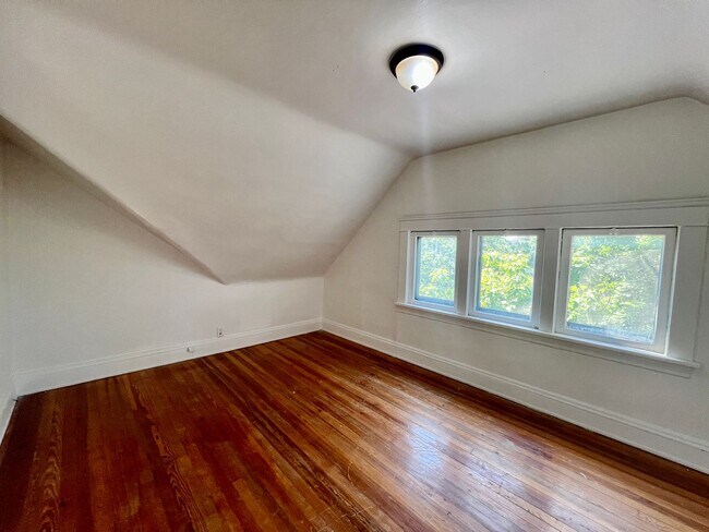 Building Photo - 3305 E Overlook Rd