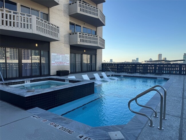 Building Photo - 2016 Main St