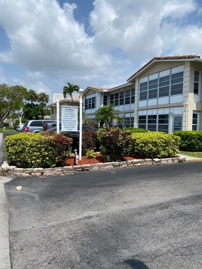 Building Photo - 2121 NE 42nd Ct