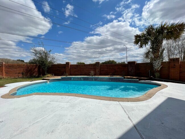 Building Photo - 739 Annie's Way