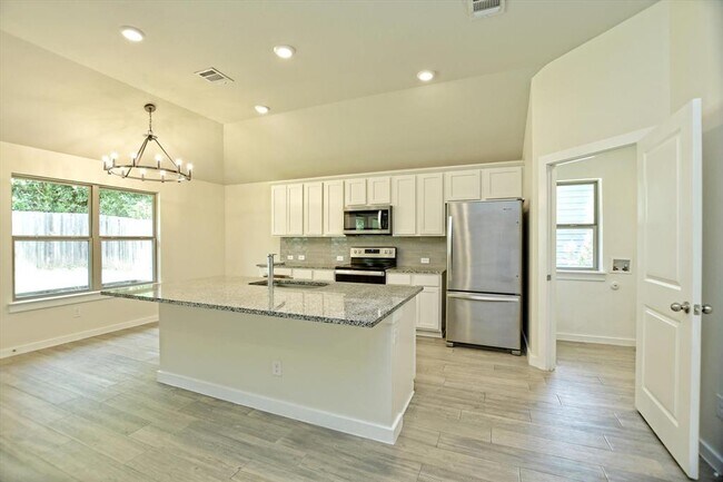 Building Photo - 10620 W Lakeview Dr