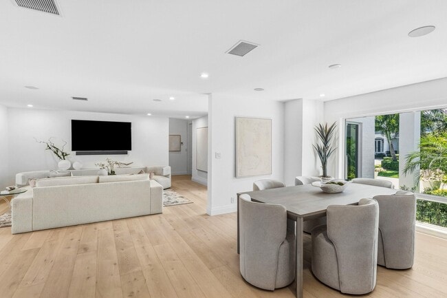 Building Photo - 735 NE 6th St