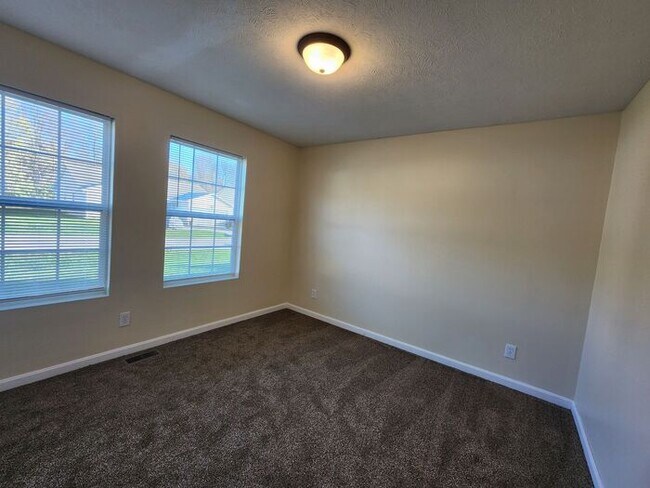 Building Photo - Large 5 Bedroom Home & Pets Welcome*