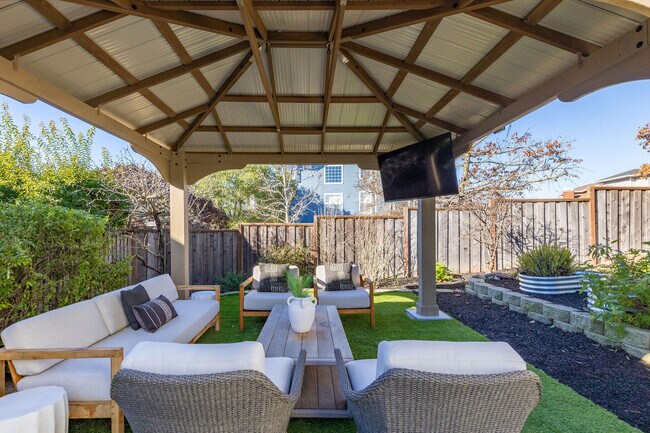 Building Photo - 15 Aaron Dr