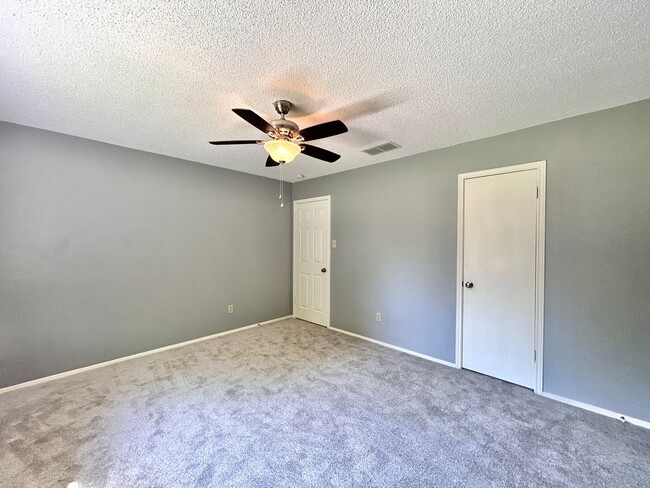 Building Photo - Nice & Cozy 2/BR 1/BA Home with Fenced Yar...