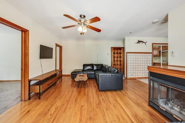 Building Photo - 838 N State St