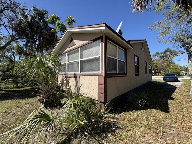 Building Photo - Charming 2-Bedroom Home in St. Petersburg'...