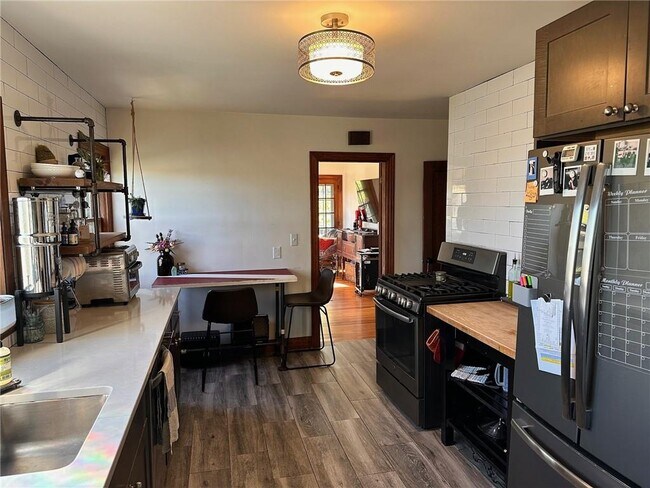 Building Photo - 749 W Main Rd