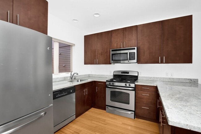 Building Photo - Stunning Townhome in the heart of Columbia...