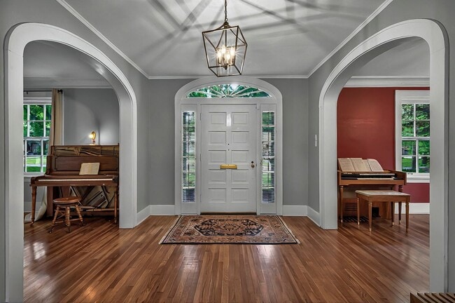 Building Photo - Move In Ready! 5 bedroom 3.5 bath near Was...