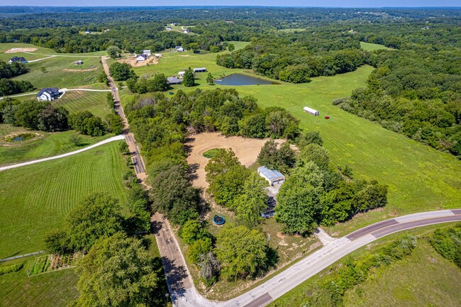 Building Photo - 5 Bedroom House in the Country!