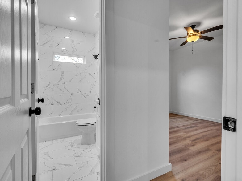 Building Photo - 9410 Firnat St