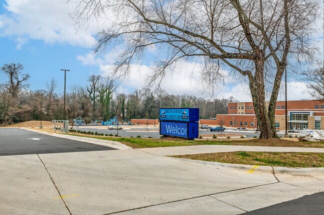 Building Photo - 644 W End Dr