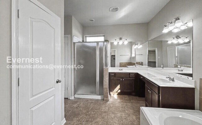 Building Photo - 3 Bed, 2 Bath Home with Fenced Yard & Garage / Pet-Friendly / Available Now!