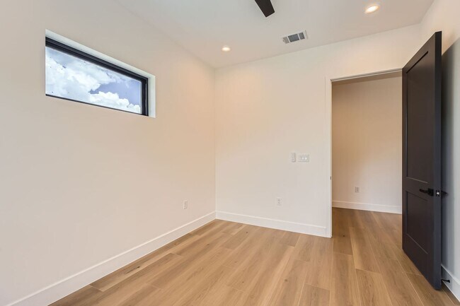 Building Photo - 10899 S Hausman, Unit 201