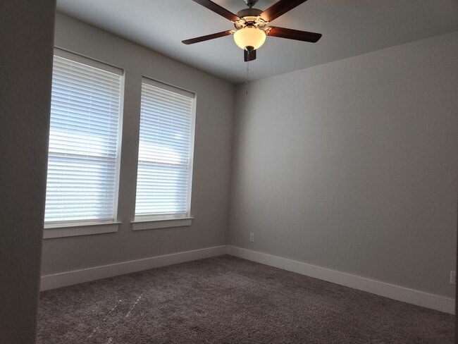 Building Photo - 303 Winston Dr