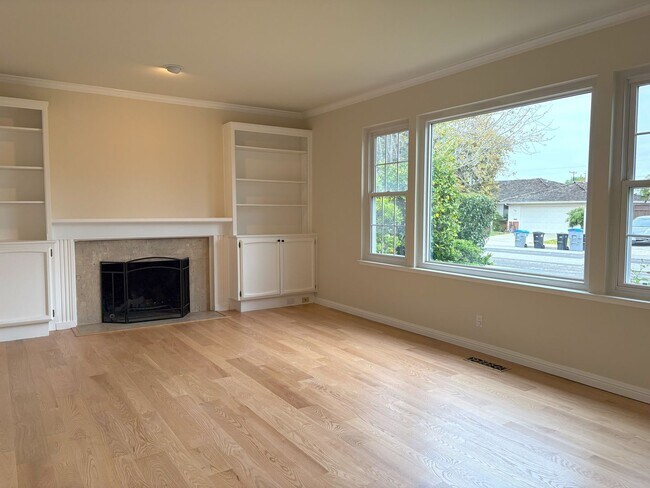 Building Photo - Beautifully Updated 4-Bedroom Home in Prime Mountain View Location!