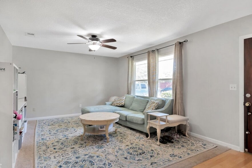 Building Photo - 1126 Coral Dr