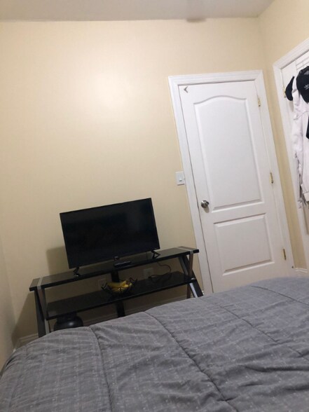 Building Photo - 2329 N Park Ave