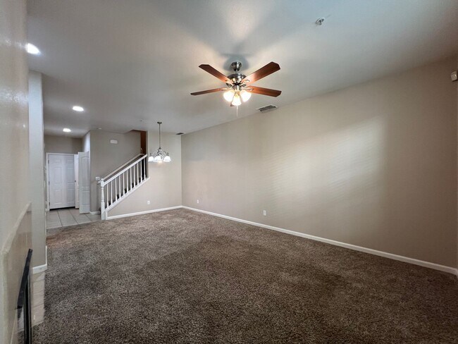 Building Photo - 3 Bd, 2.5 Ba Condo in Elk Grove