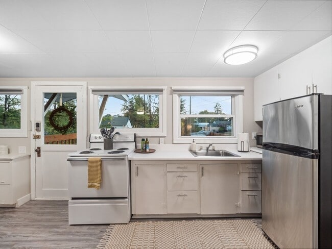 Building Photo - Boho Chic Loft (Furnished)