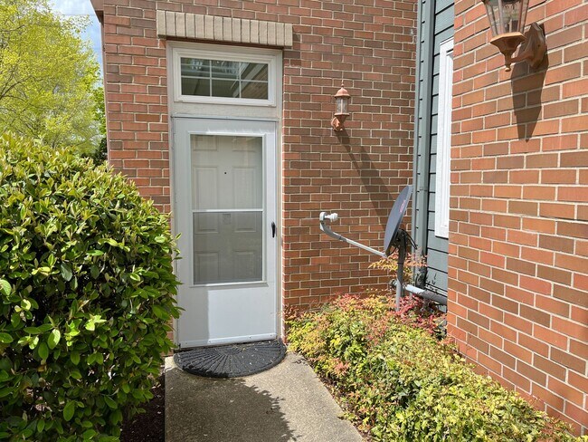 Building Photo - Huge, Updated 2 bed 2.5 bath Issaquah High...