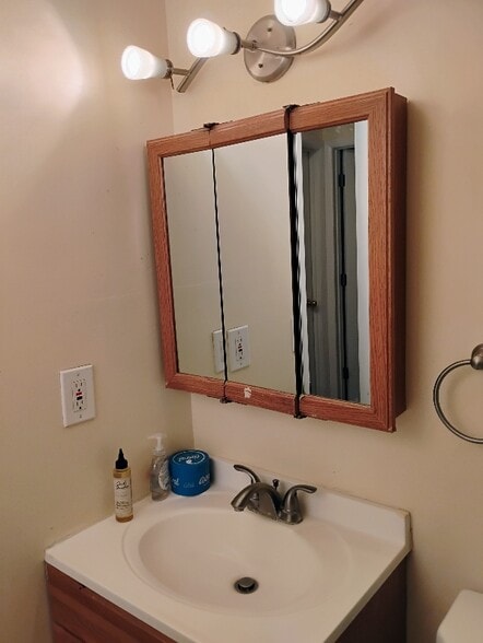 Building Photo - 45 Brewster Ln