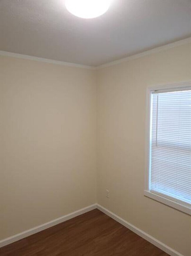 Building Photo - 1538 Longfield Ave