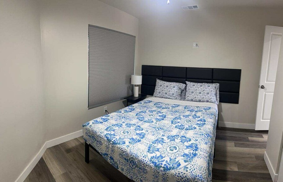 Primary Photo - 4760 Voltaire St