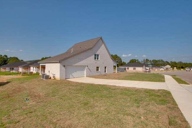 Building Photo - Brand NEW Adorable Craftsman!!!!