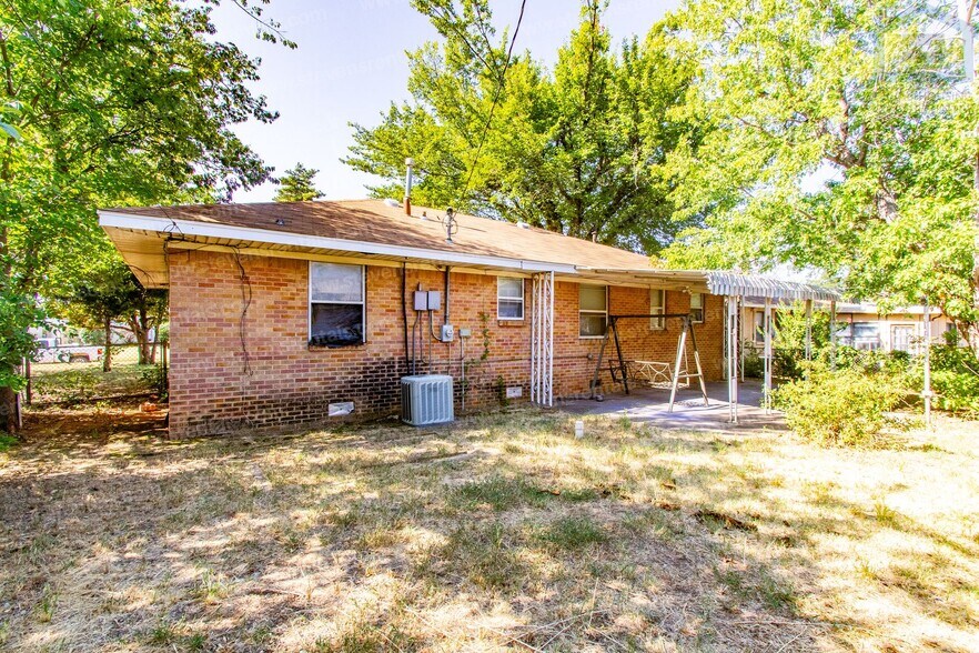 Building Photo - 2205 NW Smith Ave