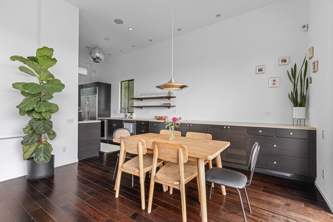 Building Photo - Architectural Contemporary with Panoramic ...