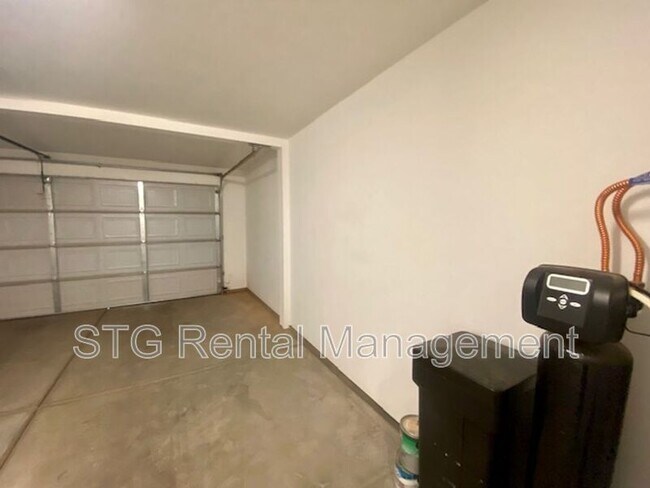 Building Photo - 1000 E Blf Vw Dr