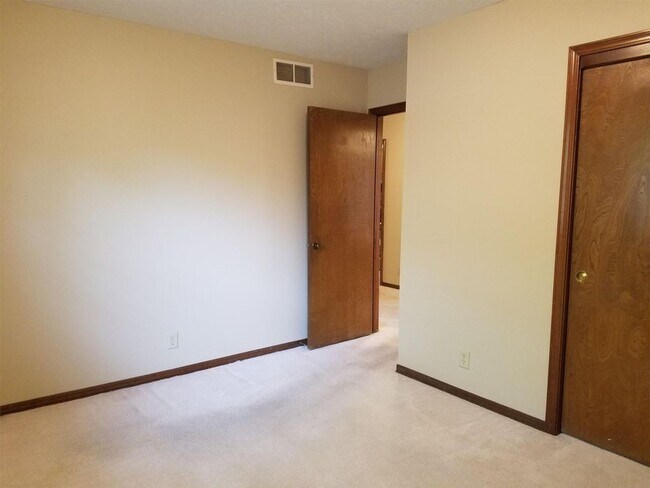 Building Photo - Massive 4 bed 2 bath home for rent
