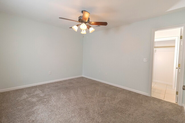 Building Photo - 206 Parkwood Cir