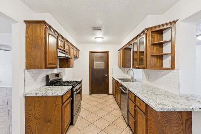 Building Photo - 3 bed, 2 bath home