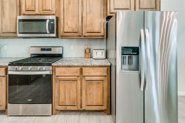 Building Photo - 3 Bed, 2 Bath Home with Bonus Office and  ...