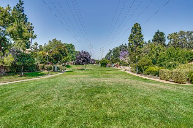 Building Photo - Beautiful and spacious 3 bedroom 2.5 bath ...