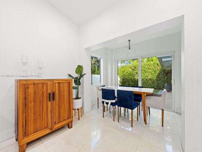 Building Photo - 10921 SW 116th Ave