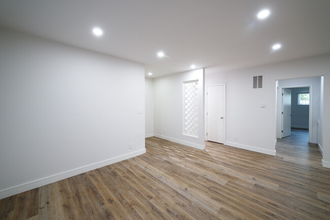 Building Photo - Shiny and NEW! Newly Reno'd 940 Sqft 2 Bed...